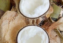 Cách ăn dừa sáp đúng chuẩn miền Tây