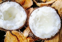 Cách ăn dừa sáp ngon đúng chuẩn miền Tây